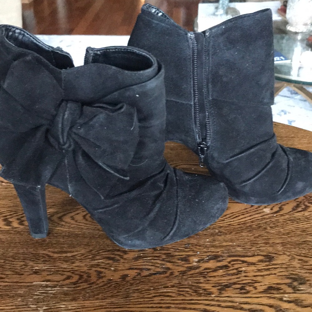 Sz 6 black suede Gianni Bini Booties